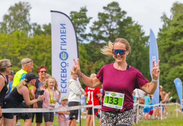 semesterloppet målgång glad kvinna